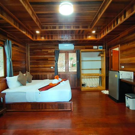 Kohjum Seafront Resort ジュム島 エクステリア 写真