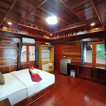Kohjum Seafront Resort ジュム島 エクステリア 写真