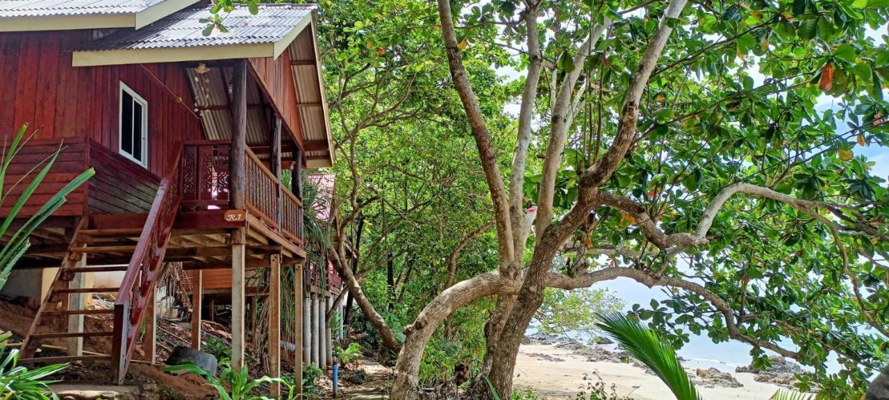 Kohjum Seafront Resort ジュム島 エクステリア 写真