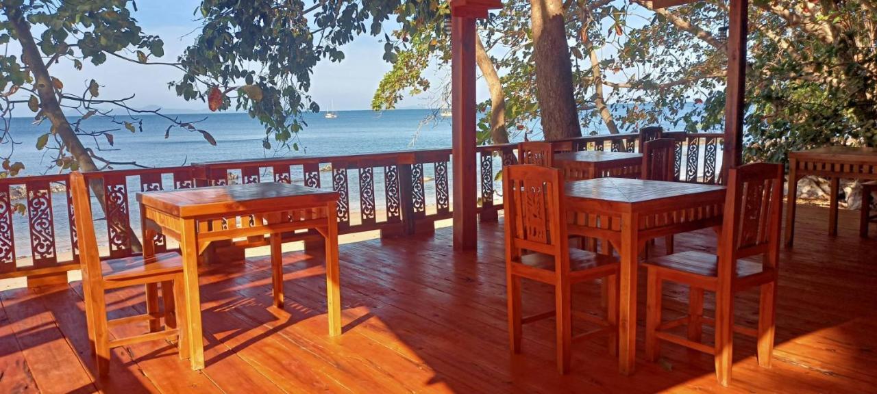 Kohjum Seafront Resort ジュム島 エクステリア 写真