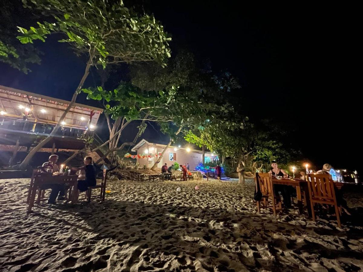 Kohjum Seafront Resort ジュム島 エクステリア 写真