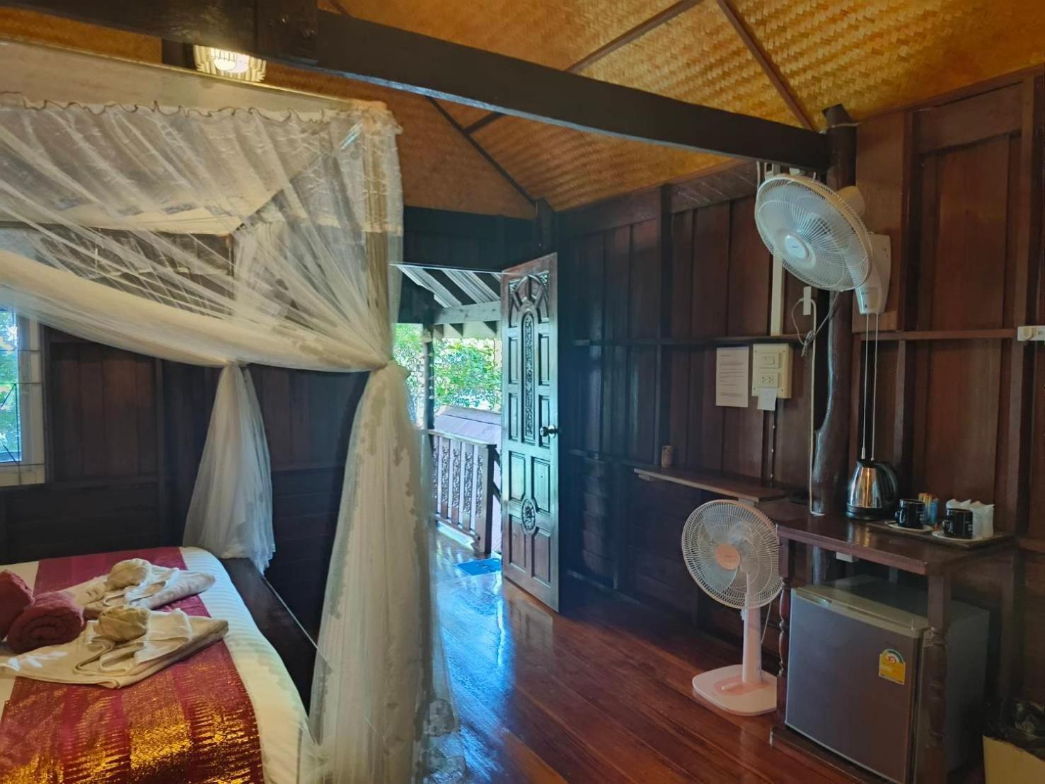 Kohjum Seafront Resort ジュム島 エクステリア 写真