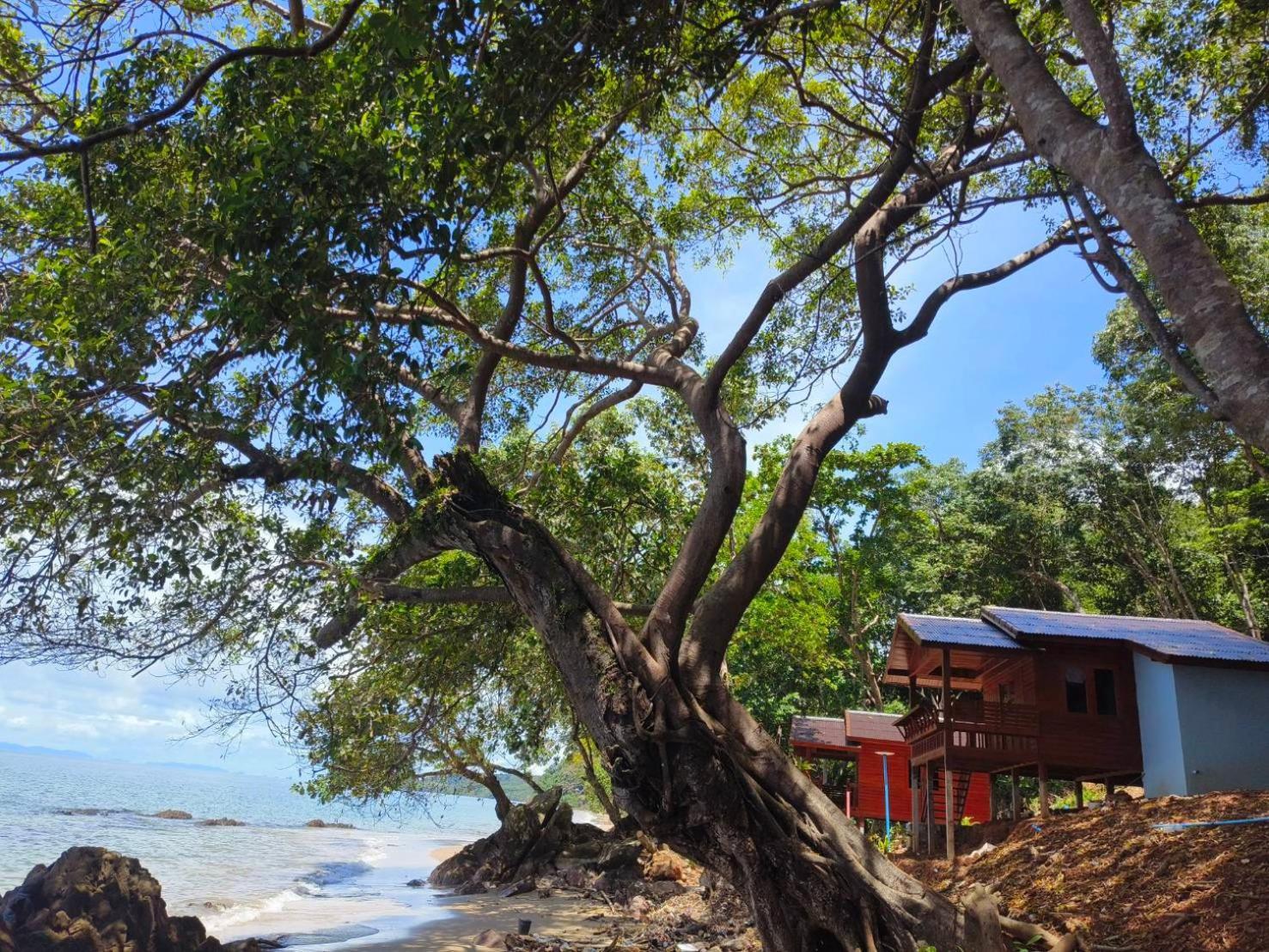 Kohjum Seafront Resort ジュム島 エクステリア 写真